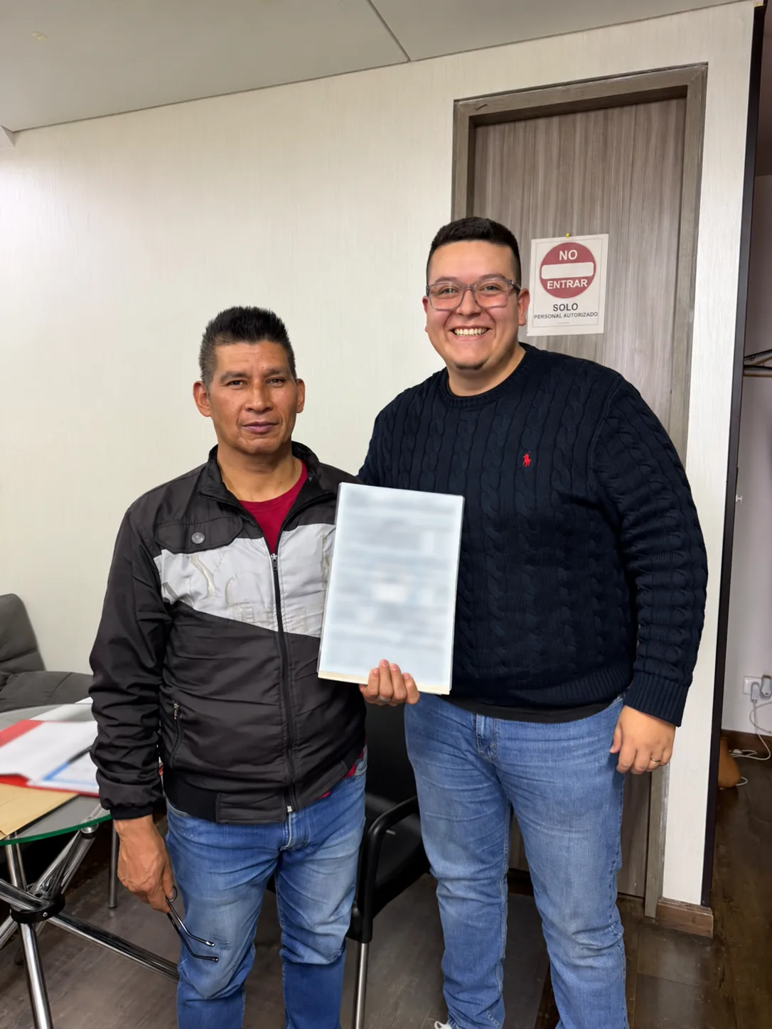 Un integrante del equipo posa con un cliente en la oficina